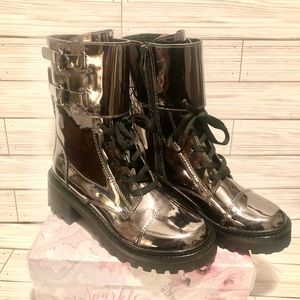 🔥🔥Women’s Dkny Bart chrome lug moto boot in 7 1/2. New with tags 🔥🔥